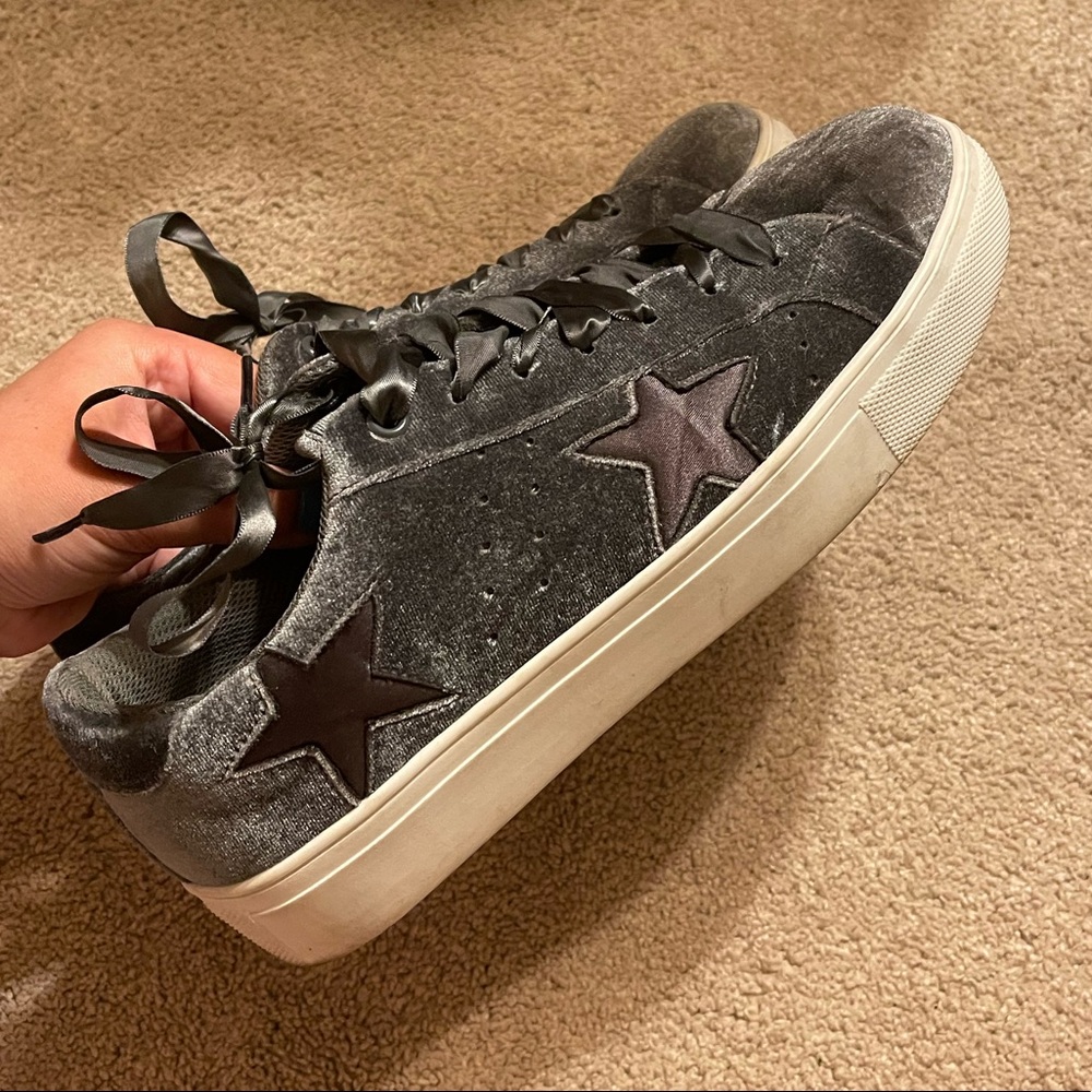 Velvet star sneakers with satin laces